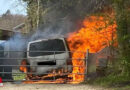 Schweiz: Parkierter VW-Campingbus in Blauen in Flammen aufgegangen