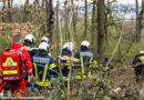 Oö: Feuerwehr rettet taubstumme, in Holzverschlag steckende Frau aus Wald in Linz-Ebelsberg