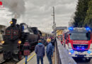 Oö: Nostalgie pur → Feuerwehr in Traun befüllt Dampflok des Ratsherrnexpress