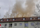 Bayern: Balkonfeuer setzt Mehrfamilienhaus-Dachstuhl in München in Brand → hoher Schaden, 4 Stunden-Einsatz