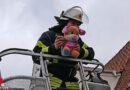 D: Rauchentwicklung aus Wohnung in Celle → Feuerwehr rettet auch Kuscheltiere aus Dachrinne