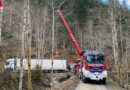 Oö: Navi führt Sattelschlepper ins Herz der Nationalpark Kalkalpen → Bergung aus Schräglage im Wald