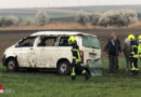 Nö: Fahrzeugbergung nach Mehrfach-Überschlag eines VW Bus mit zwei Verletzten in Retz