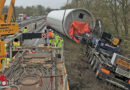 D: 200-Tonnen-Kran bei Bergung eines Sondertransportes mit 105-Tonnen-Windkraftrad-Turm bei Willich im Einsatz