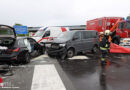 Oö: Schwerer Kreuzungsunfall mit eingeklemmter Person in Wels-Puchberg