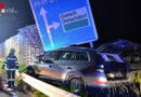 Oö: Auto rammt massiven Wegweiser in Dietach