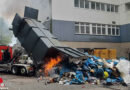 D: Feuerwehr entleert mit WLF brennenden Presscontainer in Bad Segeberg