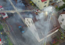D: Hoher Schaden bei übergreifenden Dachstuhlbrand an einem größeren Wohnhaus in Weingarten