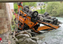 Bayern: Lkw durchbricht Brückengeländer und stürzt kopfüber in Berchtesgadener Ache