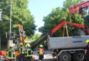 Nö: Lkw kollidiert mit Kran in Maria Enzersdorf mit Bahnbrücke