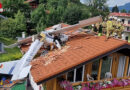 Tirol: Kleinflugzeug stürzt in Höfen auf Dach eines Wohnhauses → zwei Verletzte von Feuerwehr gerettet