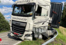 Oö: Eingeklemmte Person nach Pkw-Lkw-Unfall in Neuhofen im Innkreis