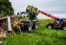 Oö: Umfassende Bergearbeiten nach Traktor-Gartenhaus-Kollision in Mauerkirchen