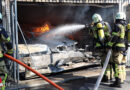 D: Feuer in Garage zerstört drei Autos in Alveslohe