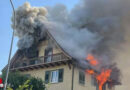 Schweiz: Wohnhaus in Bad Zurzach brennt in oberen Stockwerken und am Dach