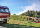 Oö: Traktor samt Strohballenpresse auf Wiese in Eberstalzell überschlagen