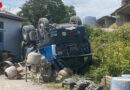 Stmk: Schotter-Sattelschlepper rutscht in Fürstenfeld über Böschung und liegt mit Rädern nach oben