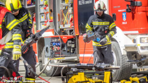 Bayern: Pkw schiebt sich bei Neuendettelsau fast zur Hlfte unter Lkw ? ein lebensgefhrlich Verletzter (58)