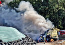 D: Häcksler brennt in Wilstedt in voller Ausdehnung