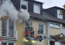 D: Küchenbrand in Mehrfamilienhaus in Bonn über Innen- und Drehleiterangriff rasch bekämpft