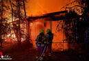 D: Vollbrand eines Carports inmitten eines Waldgebüschs in Heiligenhaus