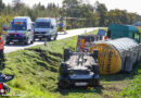 Oö: Pkw und Tankwagen nach Kollision auf B 1 bei Gunskirchen über Böschung gestürzt → 2 Schwerverletzte