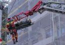 D: Feuerwehr rettet schwer verletzten Bauarbeiter mit Rescue Loader von Baugerüst in Dortmund