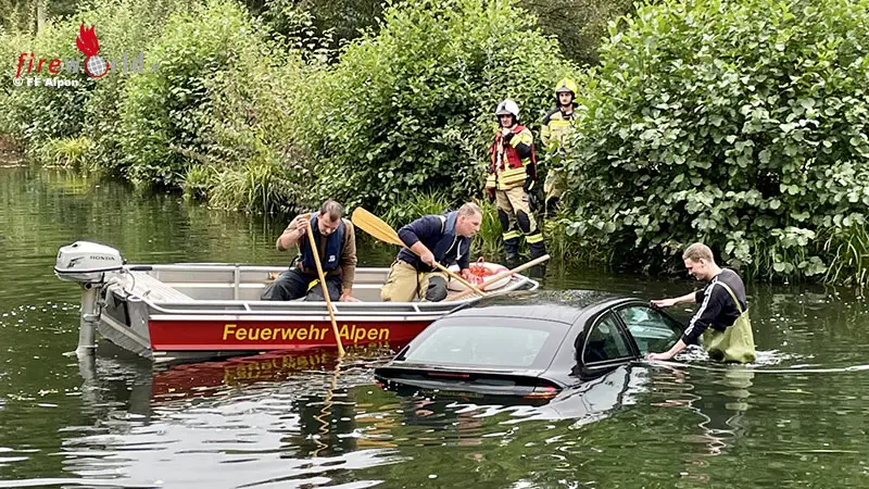 D Pkw fährt in Teich, Fahrer in Alpen gerettet Fireworld.at