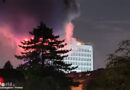 D: Großeinsatz bei Feuer in 12. Etage eines Hotel-Hochhauses in Düsseldorf