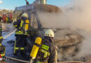 D: Brennender Transporter auf Bauernhof in Kalkar