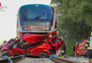 Stmk: Pkw in Lödersdorf (Riegersburg) von Zug 300 m mitgeschliffen → Autofahrer getötet