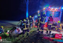 D: Zwei Schwerverletzte bei Pkw-Kollision mit Baum bei Rottenburg → Feuerwehr befreit Insassen