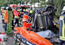 D: Kleinbus prallt in Steinfeld gegen Baum → Fahrer von Feuerwehr befreit