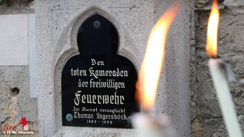 N-Traditioneller-Friedhofsgang-auch-Wiener-Neustadts-Feuerwehrmitglieder-gedenken-der-verstorbenen-Kameraden
