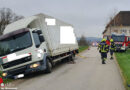 Oö: Lkw in Rohr im Kremstal mit Seilwinde und Traktor geborgen