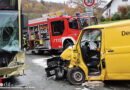 D: Zusammenstoß Postfahrzeug und Autobus → vier Verletzte (einer eingeklemmt)