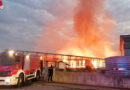 Italien: Vier Lagerhäuser und ein Bauernhaus in der Nacht in Villastellone in Flammen