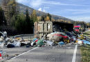 Italien: Lkw verliert während der Fahrt bei Welsberg mit Müll beladenen Container