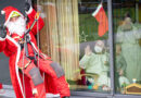 D: Frankfurter Höhenretter der Feuerwehr beglücken kleine Patienten zu Nikolaus