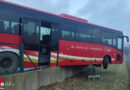 Stmk: Glatteis → Linienbus hängt in Rassach über Betonmauer hinaus