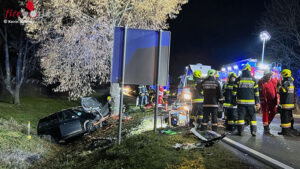 Stmk: Pkw aufgrund medizinischen Notfalls auf B 76 in Lannach gegen Baum gekracht