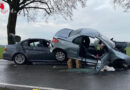 D: Pkw gegen Baum geprallt und von weiterem Auto aufgegabelt → zwei Eingeklemmte