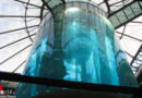D: Weltgrößtes Zylinder-Aquarium in Berlin beschädigt → 1 Million Liter Wasser in Hotel ausgetreten
