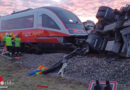 Nö: Abschlepp-Lkw mit Wohnwagen von Zug erfasst und umgestürzt, Zug aus Schienen gesprungen