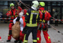 D: Nikolaus seilt sich in Ravensburg am Krankenhaus ab