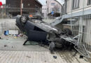 Schweiz: Auto hebt bei Unfall bei Gaiserwald ab und landet auf Dach
