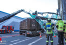 D: Touchiertes Baugerüst verkeilt sich an Lkw in Gevelsberg