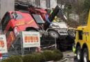 Schweiz: 48-Tonnen-Fünfachs-Autokran lehnt nach Hebearbeit an Gebäudewand in Nussbaumen