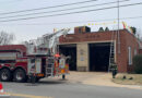 USA: Feuer am Dach der Feuerwache (Fire Station 8) in Richmond