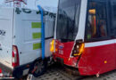 Wien: Lieferwagen bei Unfall mit Straßenbahn gegen Ampelanlagen-Mast gedrückt